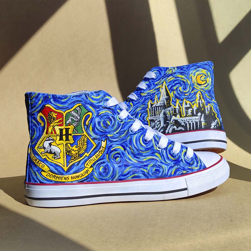 Zapatillas personalizadas tipo Converse pintadas a mano con temática de Harry Potter y fondo estilo Van Gogh. La zapatilla izquierda muestra el escudo de Hogwarts, mientras que en la zapatilla derecha se ve el Castillo de Hogwarts.